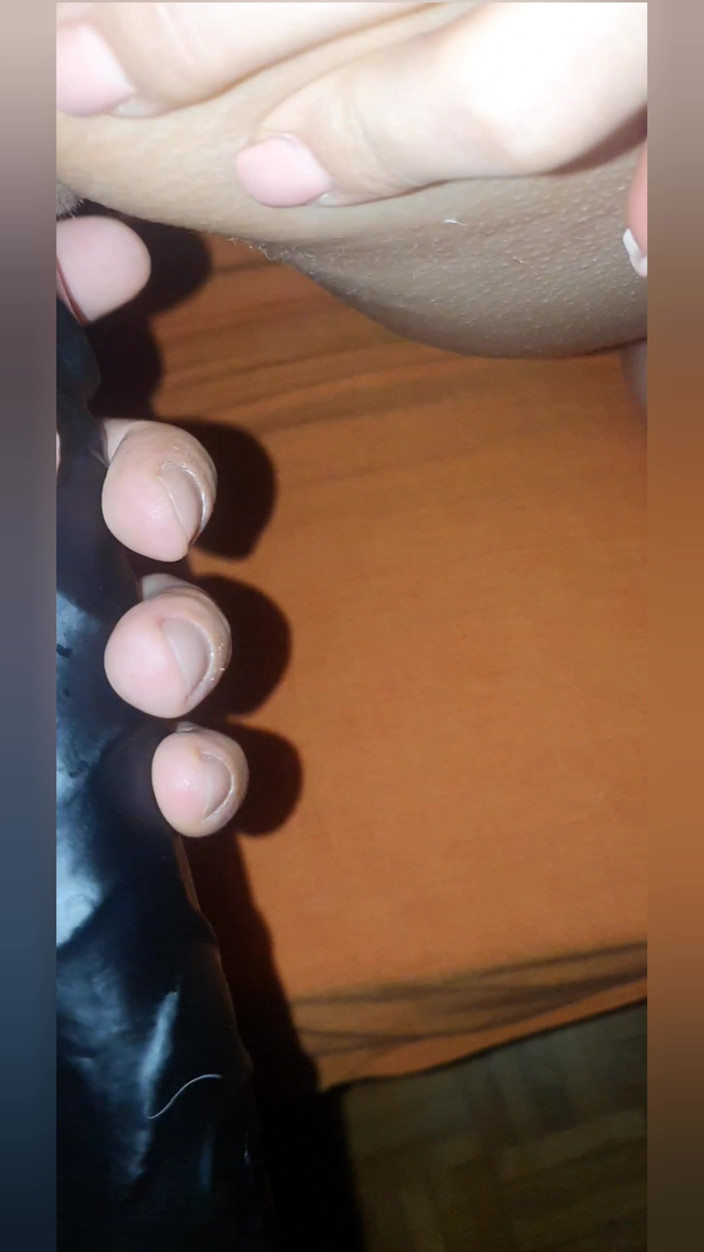 Hotblondygirl: Hotblondygirl раком, відео від першої особи, мінет, пестощі пальцями чорного ділдо, дупа латини блондинки