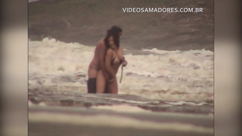 Amateurs videos: Schamloses paar hat sex im flachen meer