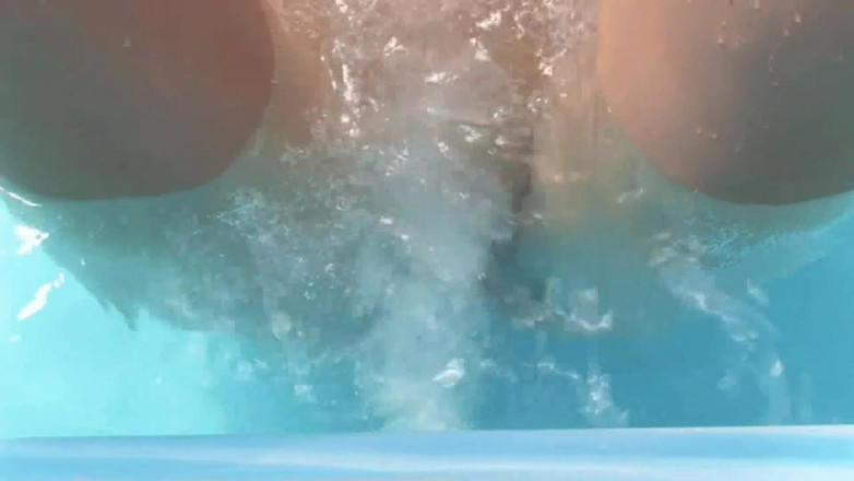 Pervy Studio: Model bikini dengan jet air