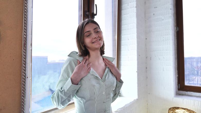 Oopsmodels: Roztomilá holka si honí za slunečného dne