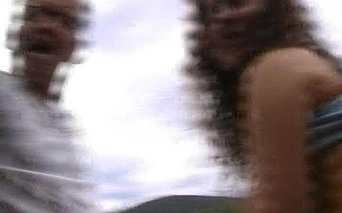 Porno kino: Amateur deutsche schätzchen lutschen einen schwanz im freien