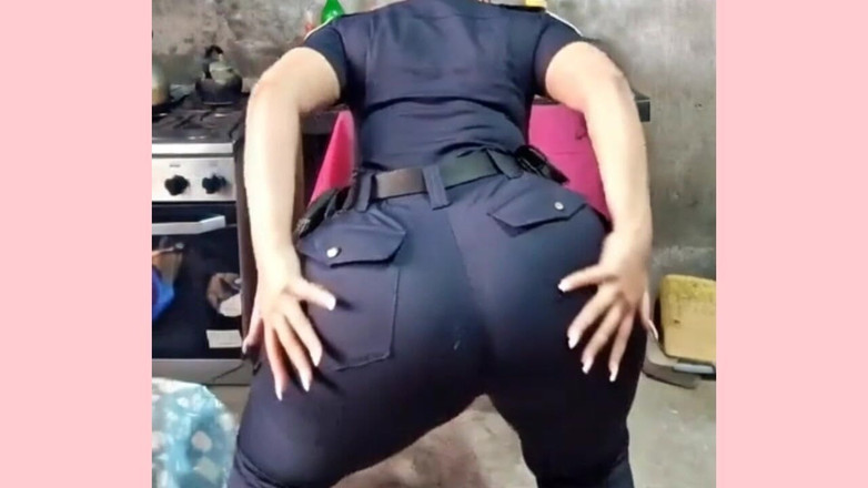 Xprohibidox1: Pantat besar dalam pakaian merah jambu menggerakkannya