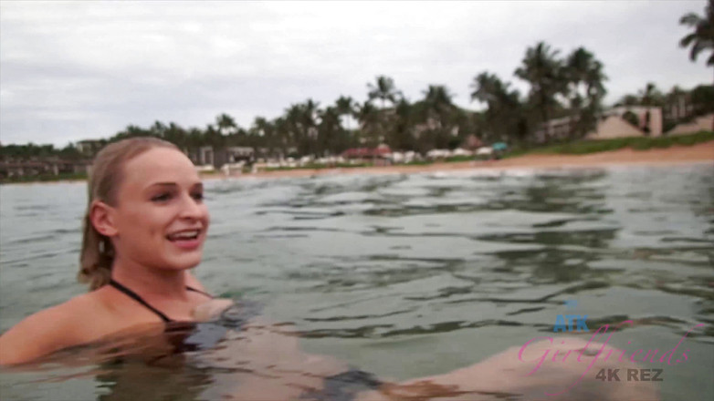 ATK Girlfriends: Liburan virtual di hawaii bareng emma hix 1/16