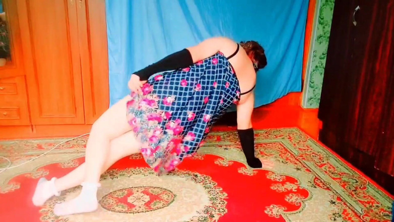 Kitty_Cross: Verspielte, die fußfessel in kurzem kleid zeigt