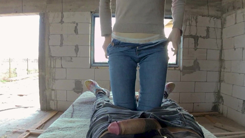 SassyTiff: ハードハットヒート:カップルの建設現場のお尻に射精