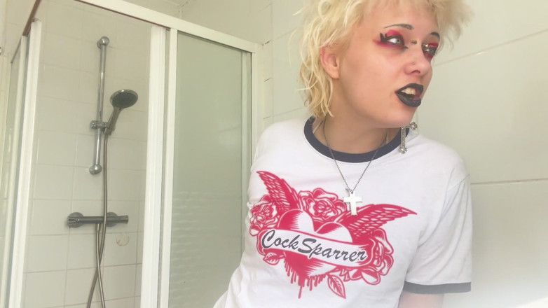 Glitterqueen1999: Costumbre) raspar mi lengua para el chico que me gusta