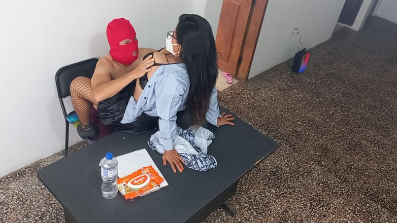 Martin13: ¡Eres la puta más destacada de esta oficina! Tengo sexo...