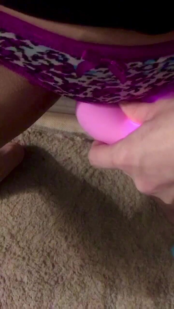 Tabitha Hoots: Seksi evli kadın kocası beyinlerini sikmeden önce amını ıslatıyor