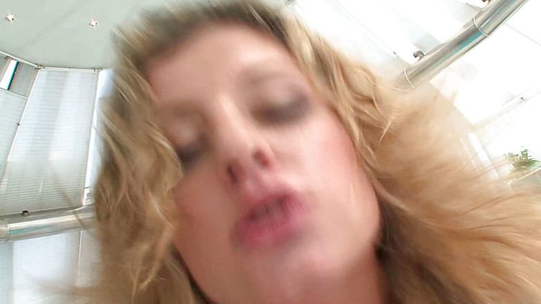 SEXUAL SIN: Chce twardej sex_Beautiful blondynki ruchającej się w basenie