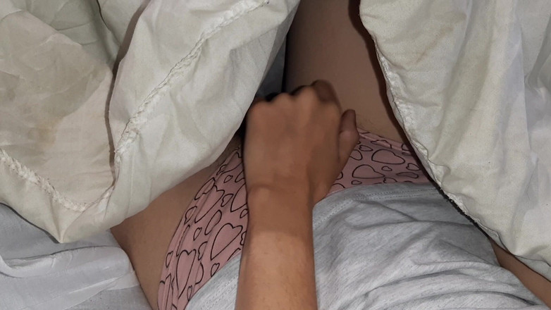 Lesbian-illusion: Podczas gdy nasza nauczycielka sprawdza pracę domową, moja przyjaciółka i...