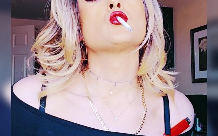Darkfetish2k: Vagabunda fumando
