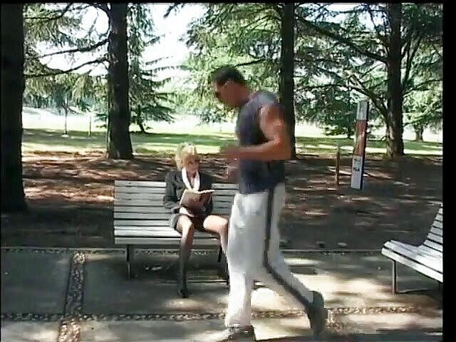 Meet my Pussy: 成熟したふしだらな女は、ソファで本当によくファックする方法を知っています