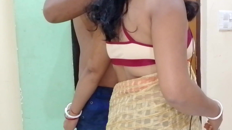 Uttar dinajpur: Saya mengongkek ibu tiri saya semasa adik tiri saya berada...