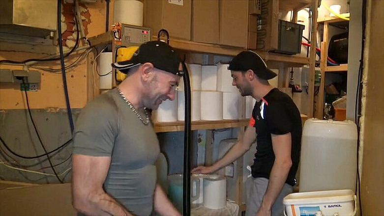 Gaybareback: Dikongkek tanpa kondom oleh lelaki lurus