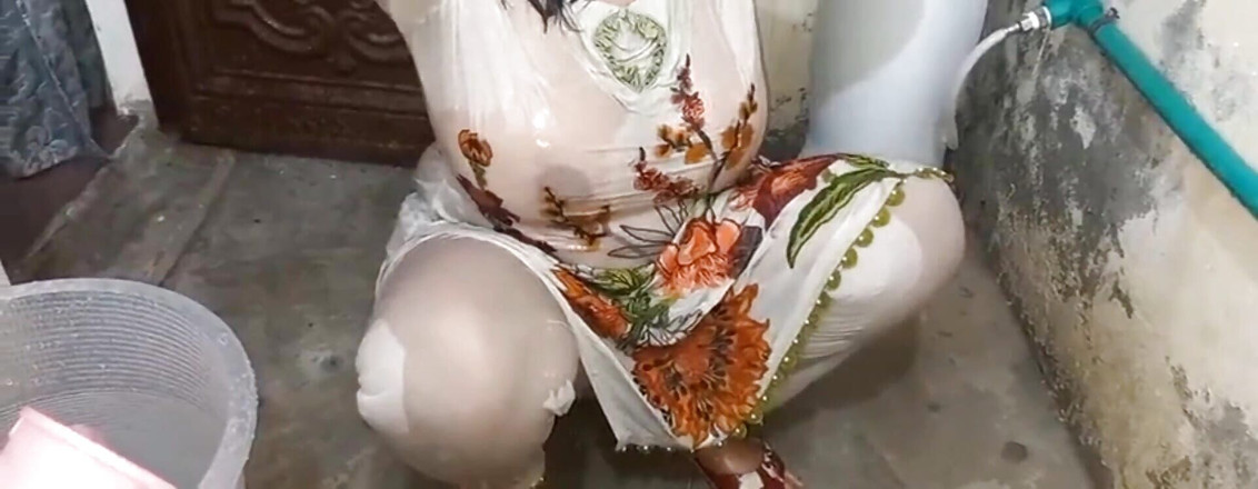 Cute couple: Desi casalinga che si fa il bagno in bagno