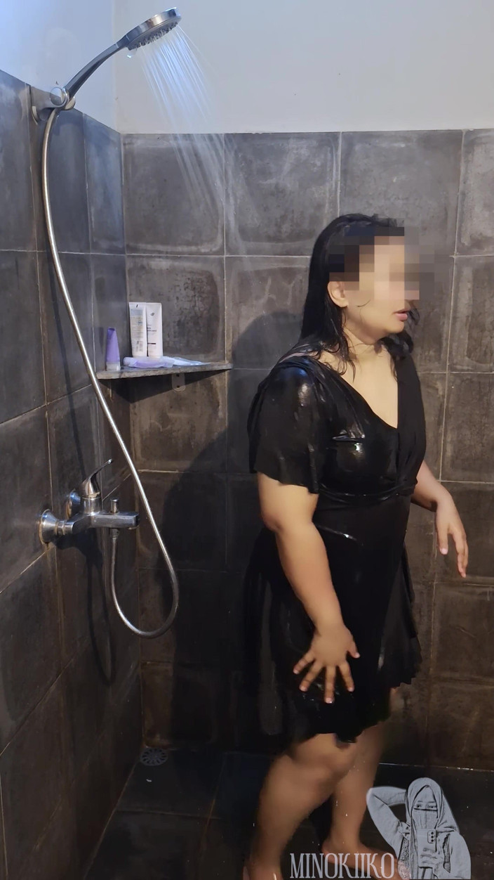 Minokiiko: Asijská MILFka se odpolední sprchuje na letní dovolené na Bali -...