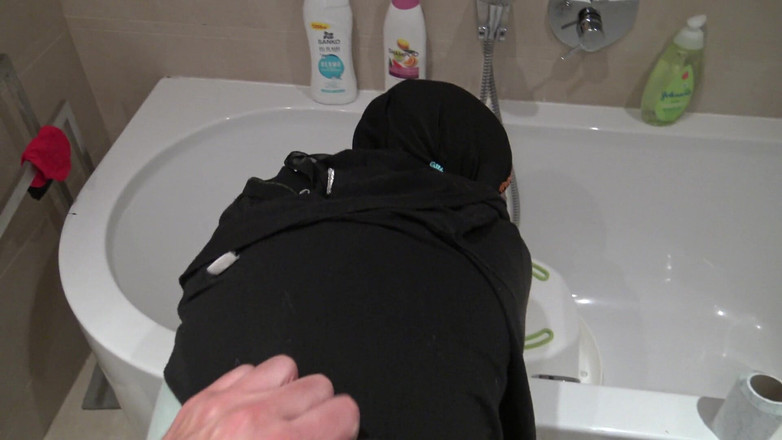 Souzan Halabi: Збочений британець трахає свою мусульманську прибиральничу покоївку