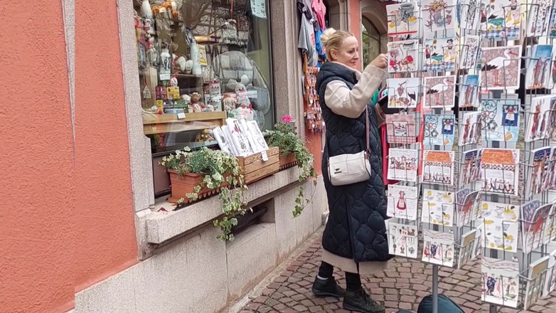 Selena701: Sexy blondýnka a dospělá manželka si užívá orální sex