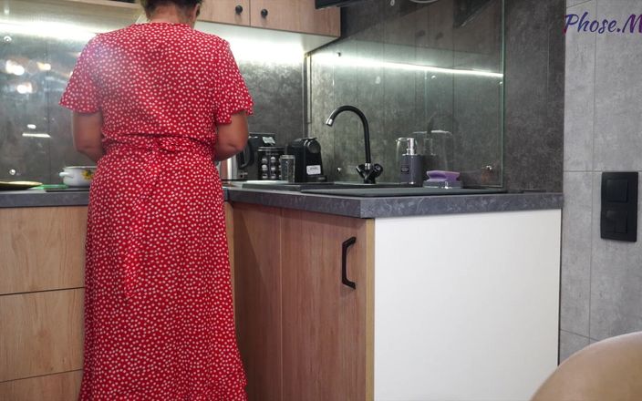 Pantyhose me porn videos: Dojrzałe gotowanie w kuchni dostaje jej sukienkę podciągniętą i wąż...