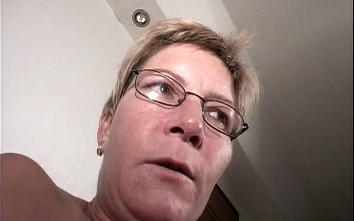 BB video: スキャンダラスなクーガー隣は自慰行為中にポルノビデオを撮影します
