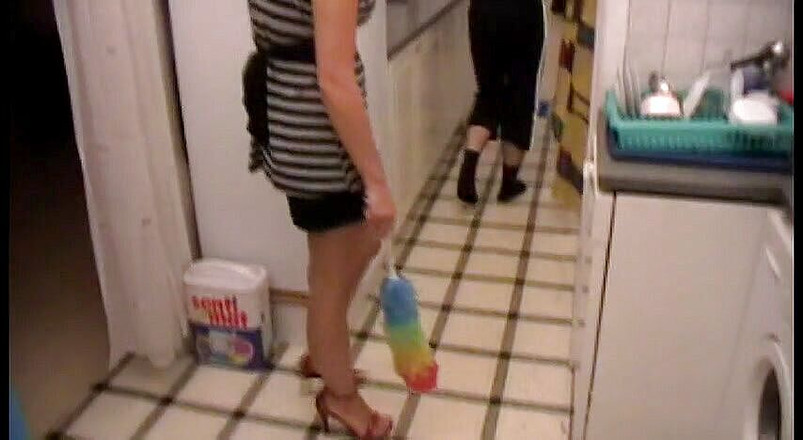 Femdom Austria: Chudák choval, musí uklízet kuchyň na příkaz své paní