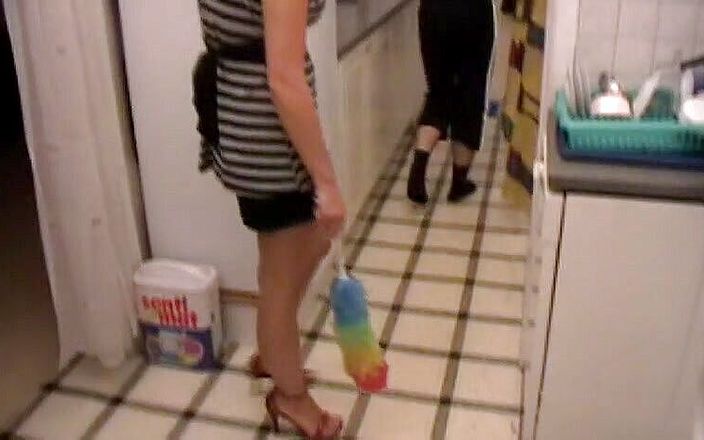 Femdom Austria: Il povero amico deve pulire la cucina su ordine della...