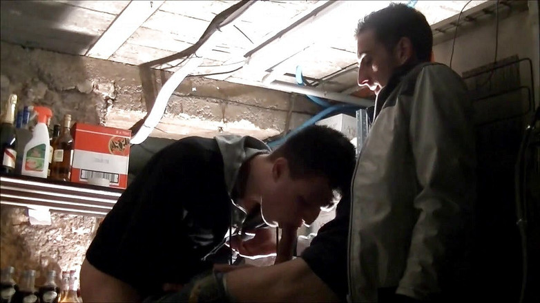 Gaybareback: 2 barmani se baví v restauraci