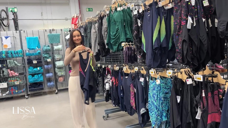 Lissa Brown: 一体式泳衣试衣间