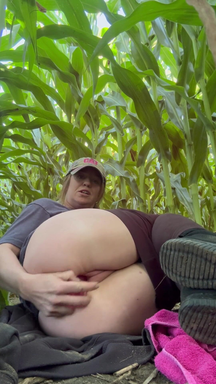 MisssRyder: Masturbating in a Corn Field with Dildo