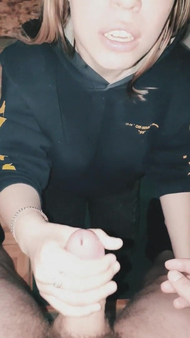 YSP Studio: 喫煙ブロンドのティーンは、コックを吸い、精液の口一杯を飲み込む