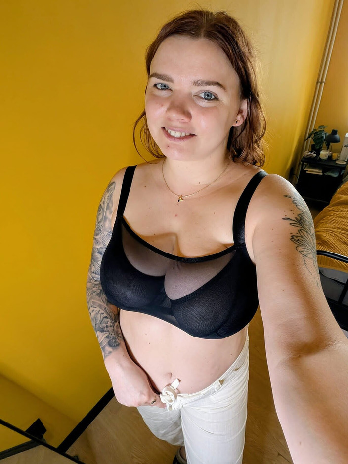 Bastet: Sleduje, jak si máma s velkými prsy chčije spodní prádlo.