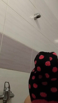 Moglie amatoriale fa una doccia, figa pelosa, culo grosso.