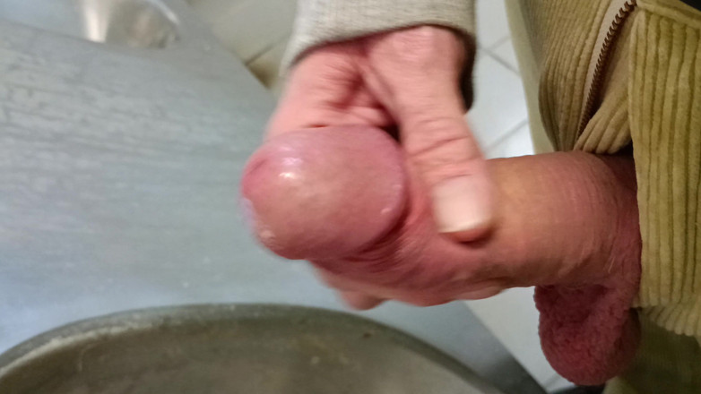 Rockardglans: 小便池撒尿高潮并再次穿着绳子撒尿 - Rockard Daddy