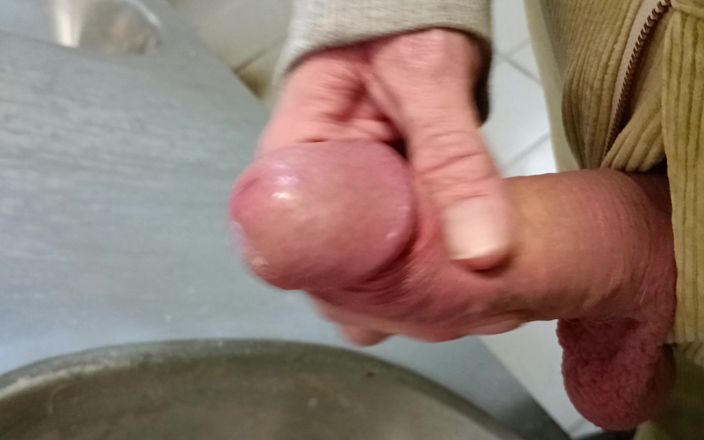 Rockardglans: Pissing Cumming a Pissing Again v kabelkách - Rockard Daddy