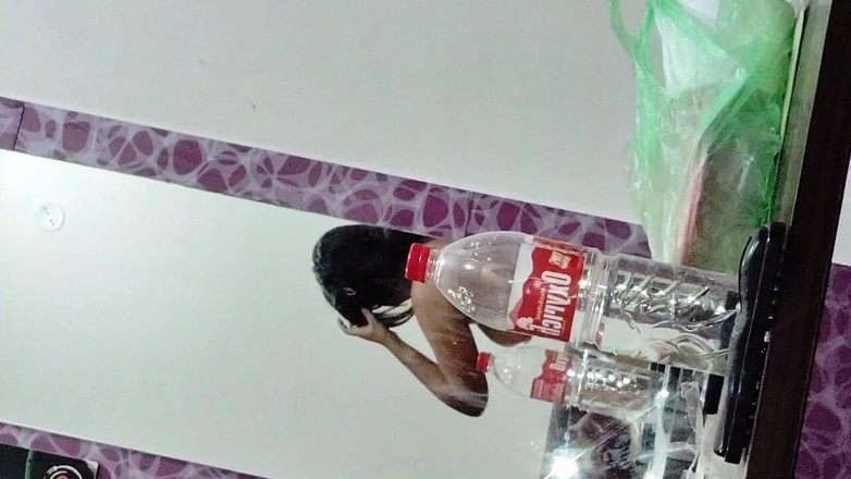 Lysa: Cô ấy khỏa thân dưới chiếc khăn của mình.... Tôi có...