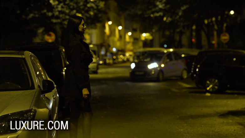 Luxure: Submissa Claire Castel dominada por casal quente