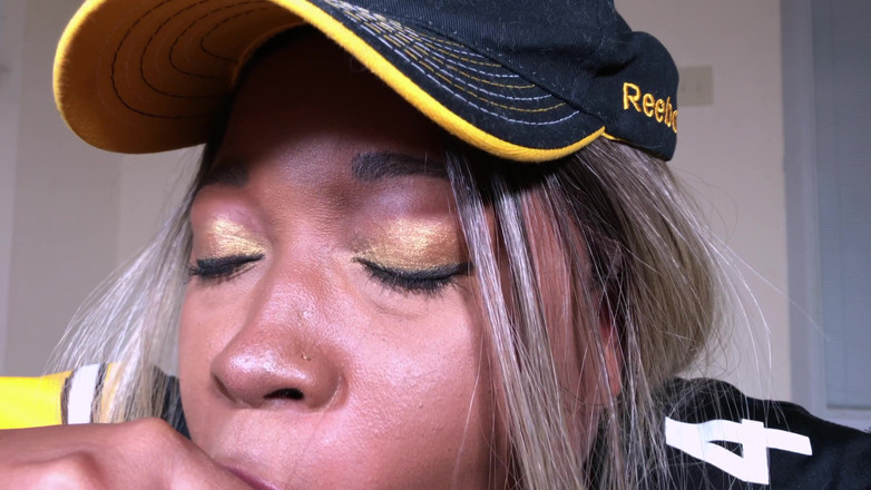 Super Hot Films: Một cú thổi kèn màu đen và vàng từ Nina Rivera