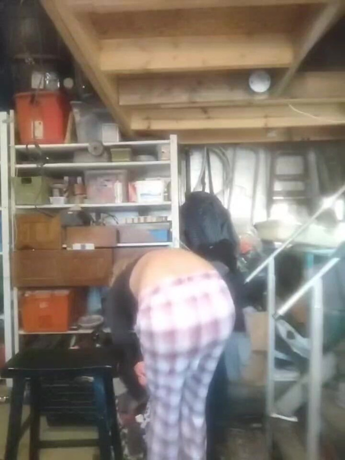 K8e Snow: Une travesti séduisante se déshabille et taquine dans une salle...