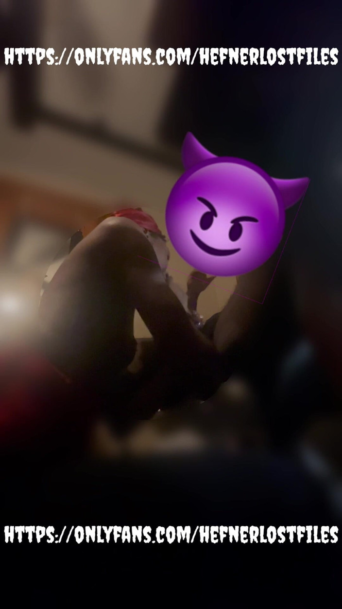 PlayboyHef: Vắt sữa con cặc của anh ấy trong sự riêng tư