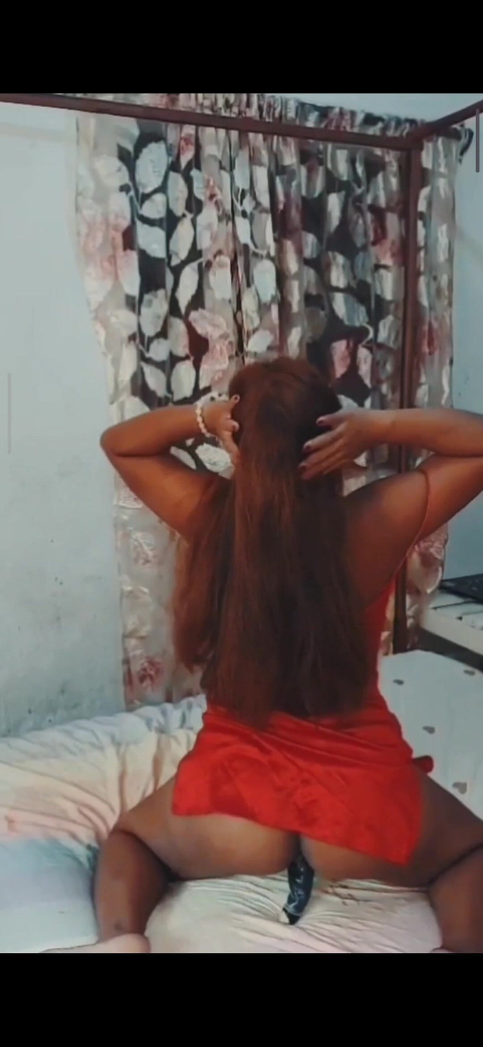 NiainaRandria: 여성 자위