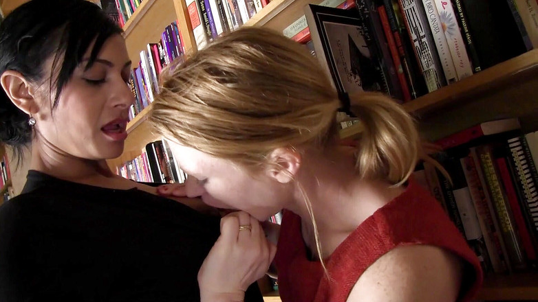Hand Lotion Studios: Azgın kızlar kütüphanede takma yarakla lezbiyen seks yapıyor