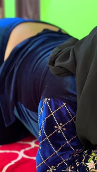 Mısırlı büyük götlü güzel ateşli üvey kız kardeş büyük götünü açıyor sadece sonra üvey erkek kardeşi odasına giriyor ve büyük götünü sikiyor