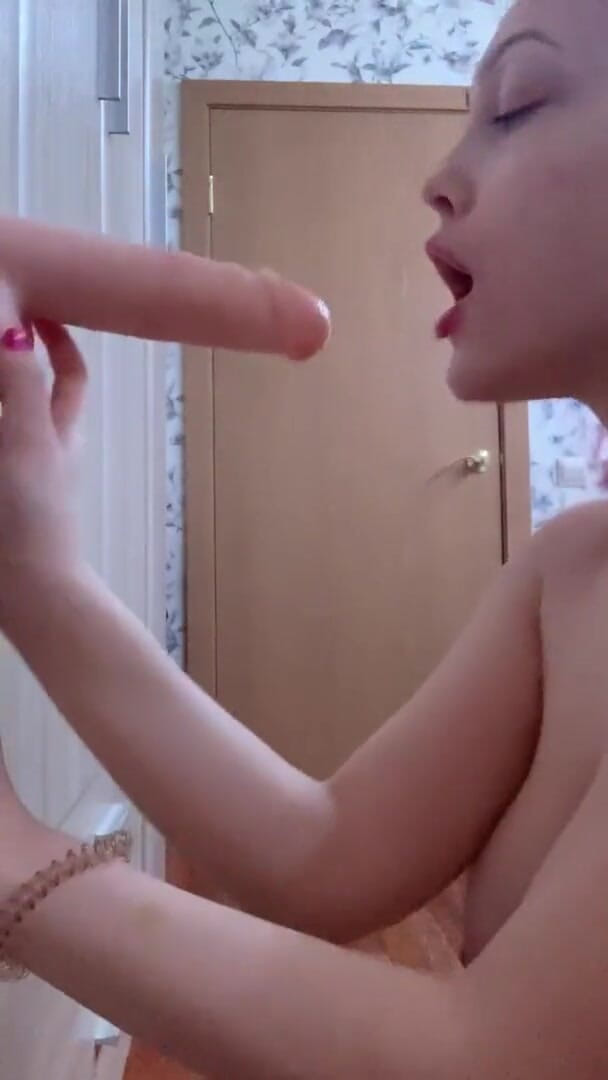 SashaSweet69: Hone blowjob skills on a rubber cock