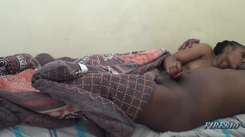 Fire810: Čůrák Si Hraje a Hladí Ho Při Hlubokém Líbání, Pak...