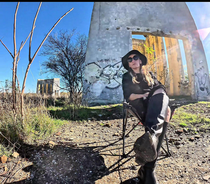 Mistressyammyboots: 在我面前撒谎 - 每一步都是你的地方，奴隶