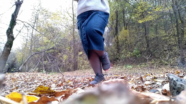Elena: Curvy milf without complexes pissing in a commonplace