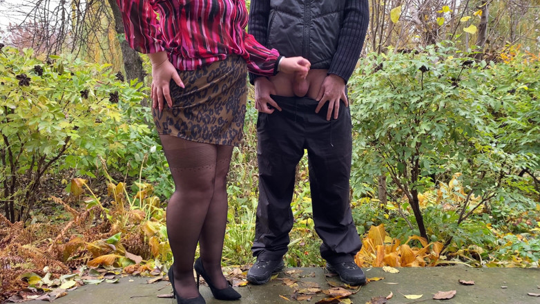 OurFetishLife: Milf con curvas toma garganta profunda al aire libre