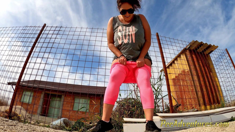 Pee Adventures: La ragazza disperata paffuta si bagna di nuovo i pantaloni