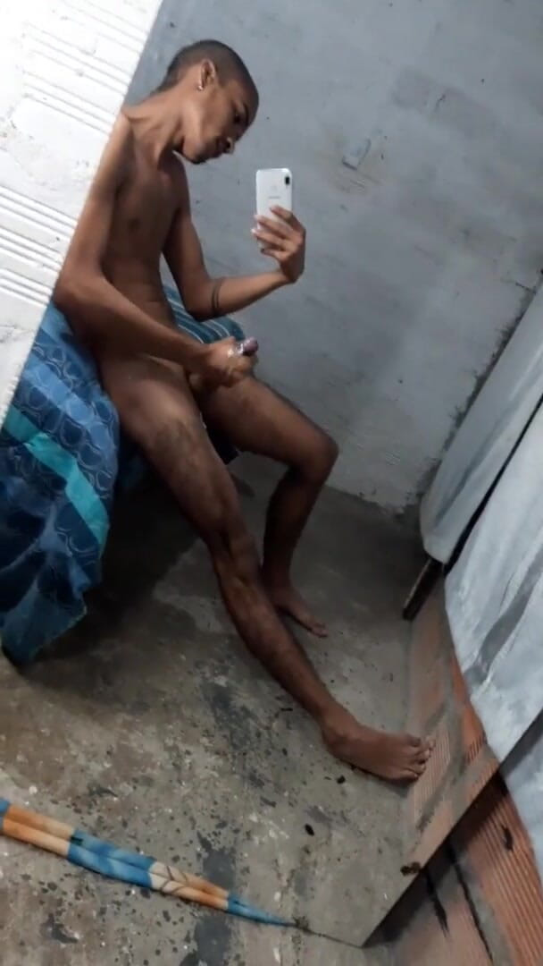 vergar4_daviid: Lelaki muda menjadi miang semasa membuka pakaian di hadapan cermin