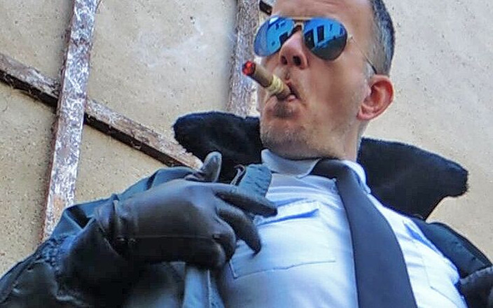 GERMANE_XL: Poliziotto di pelle 16